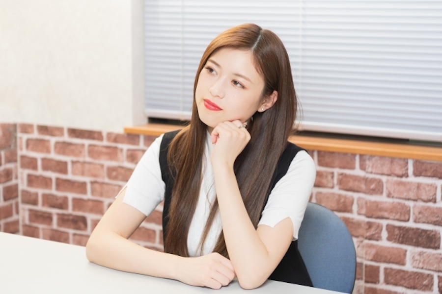 考える女性
