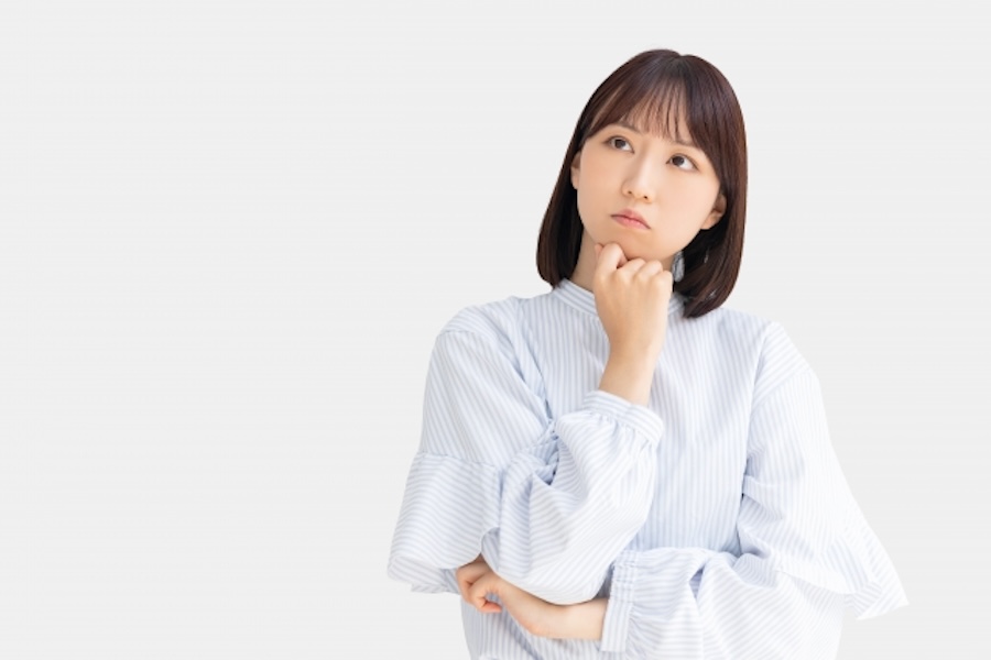 悩んでいる女性