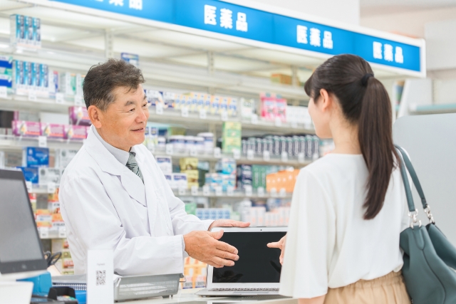 ドラッグストアで買い物をする女性の画像