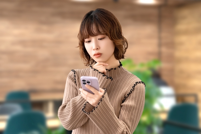 スマホを使う女性の画像