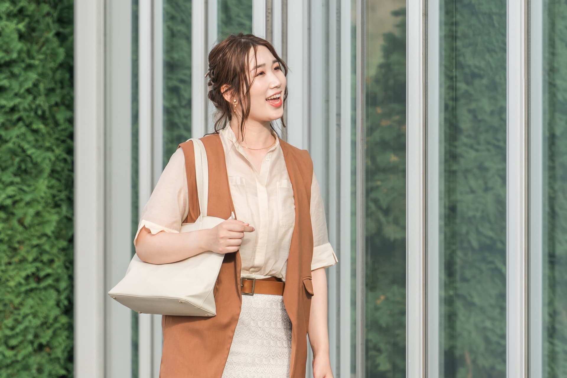 買い物をしている女性の画像
