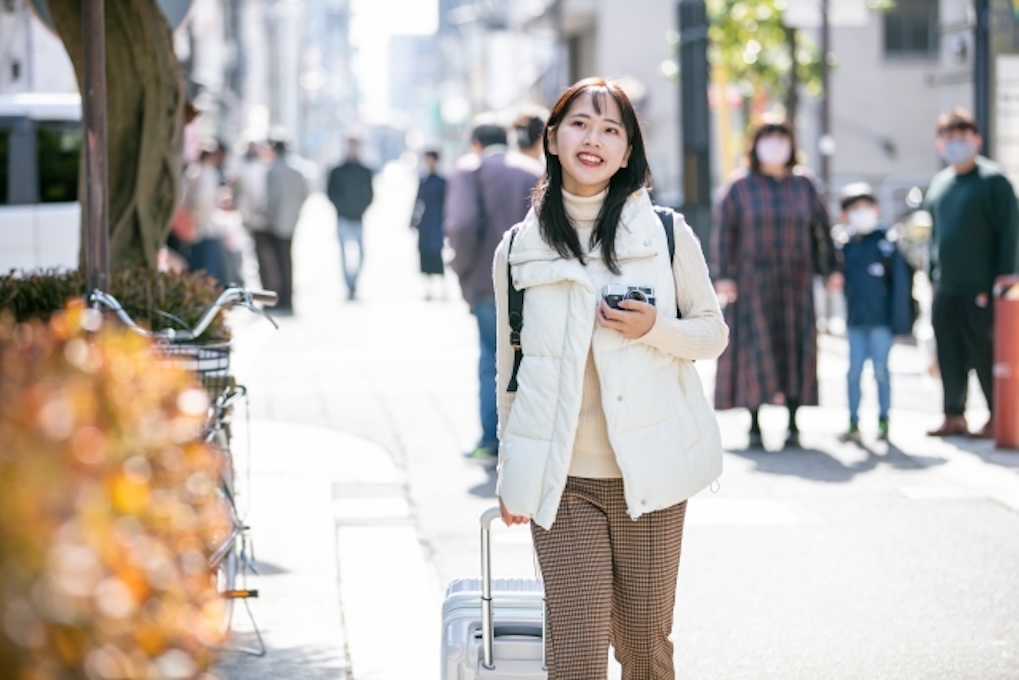 納得する男性の画像