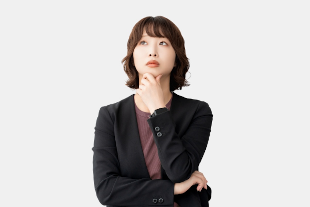 考えている男性の画像