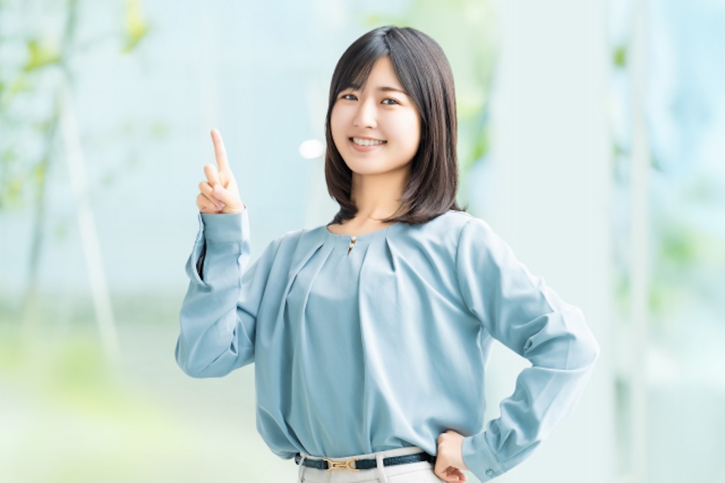 買い物をしている男性の画像