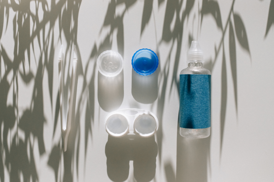 買い物をしている男性の画像