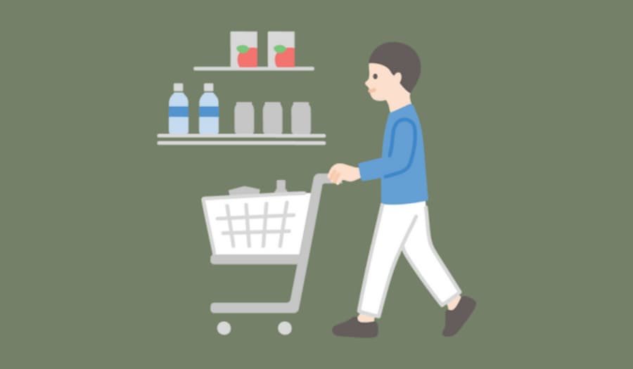 買い物カートを持った男性