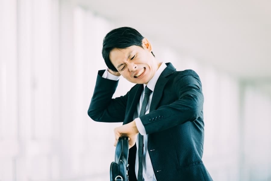 慌てている男性の画像